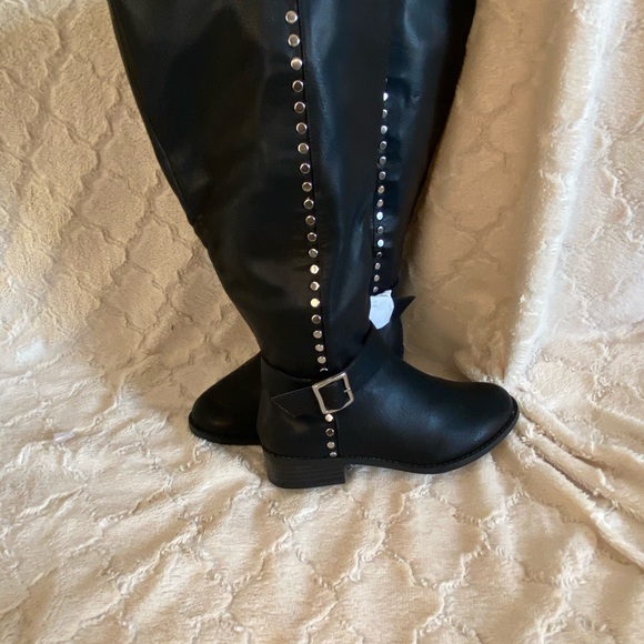 Boots - Picture 3 of 4